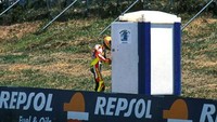Ini adalah salah satu momen paling paling dikenang yang dilakukan Valentino Rossi di Sirkuit Jerez. The Doctor pontang-panting masuk toilet portabel yang ada di pinggir lintasan. Sekaligus jadi kemenangan pertama The Doctor di musim 1999. Foto: ist (Pinterest)