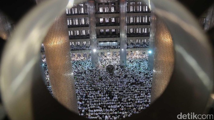 Massa Aksi GNPF 55 Sholat Jumat Berjamaah

Massa aksi GNPF 55 laksanakan ibadah Sholat jumat berjamaah di Masjid Istiqlal, Jumat (05/05/2017). Usai menjalani Shalat Jumat, Para massa GNPF rencananya akan menggeruduk Mahkamah Agung untuk mempertanyakan tuntutan sidang yang sangat ringan untuk terdakwa penodaan agama Basuki Tjahaja Purnama. Grandyos Zafna/detikcom