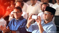 Anies mengabadikan acara penetapan dirinya sebagai pemenang Pilgub DKI.