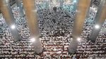 Sebelum Aksi 55, Massa Salat Jumat di Istiqlal