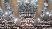 Sebelum aksi 55, massa terlebih dahulu melaksanakan salat Jumat.