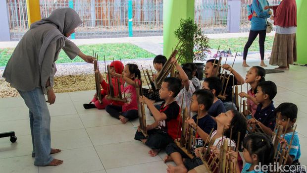  Aktivitas anak-anak di RPTRA Gondangdia