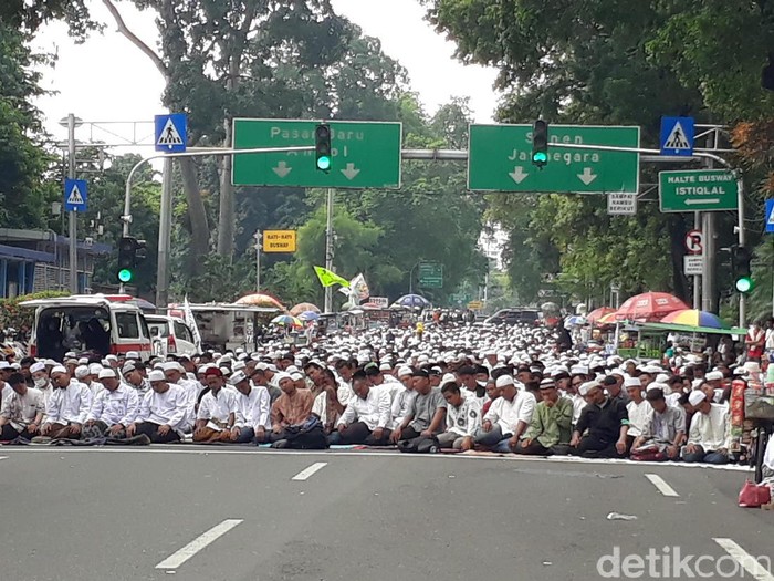 Sebagian Massa Aksi 55 Salat Jumat di Jalan Samping Istiqlal