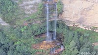 Di tengah perjalanan, kita bisa melihat Air Terjun Katoomba yang indah. Tercuram, terpanjang, terbesar dan tertinggi. 4 Wahana di Scenic World memang luar biasa (Fitraya/detikTravel)