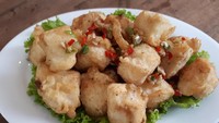 Tahu Lada Garam diberi balutan tepung. Permukaannya bertabur cincangan cabai merah, daun bawang dan bawang putih goreng. Rasanya gurih dengan aroma bubuk khas China.
