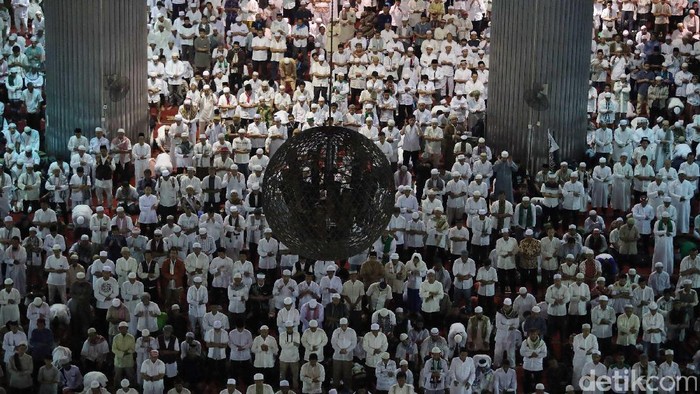 Massa Aksi GNPF 55 Sholat Jumat Berjamaah

Massa aksi GNPF 55 laksanakan ibadah Sholat jumat berjamaah di Masjid Istiqlal, Jumat (05/05/2017). Usai menjalani Shalat Jumat, Para massa GNPF rencananya akan menggeruduk Mahkamah Agung untuk mempertanyakan tuntutan sidang yang sangat ringan untuk terdakwa penodaan agama Basuki Tjahaja Purnama. Grandyos Zafna/detikcom