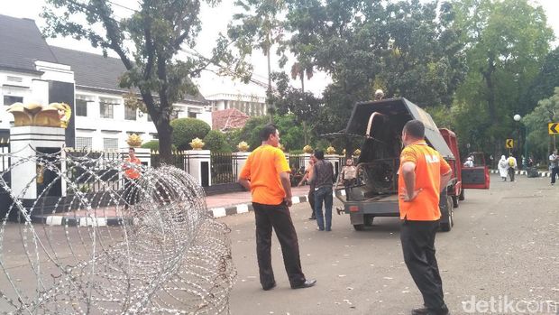 Petugas membongkar kawat berduri yang menjadi barikade massa aksi 55 di depan Gedung Kemendagri