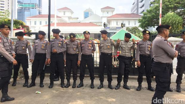 Penjagaan di depan Balai Kota, Jl Medan Merdeka Selatan terkait aksi 55, Jumat (5/5/2017)