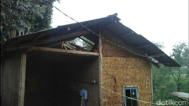 Atap Rumah Warga di Sukabumi Terbang Diterjang Puting Beliung