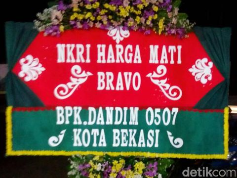 50 Karangan Bunga Penuhi Polres Bekasi
