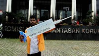 Seorang mahasiswa datang dengan membawa styrofoam berbentuk suntikan. 