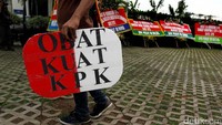Mahasiswa juga membawa atribut aksi bertuliskan Obat Kuat KPK. 