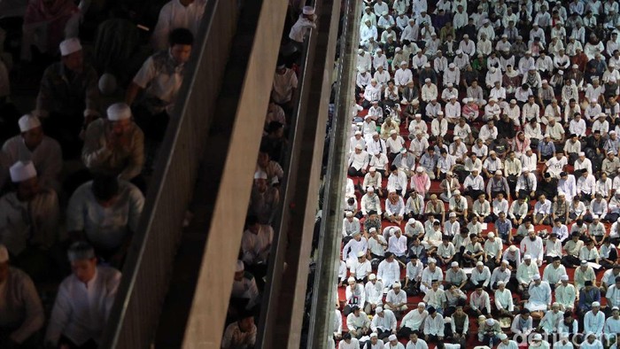 Massa Aksi GNPF 55 Sholat Jumat Berjamaah

Massa aksi GNPF 55 laksanakan ibadah Sholat jumat berjamaah di Masjid Istiqlal, Jumat (05/05/2017). Usai menjalani Shalat Jumat, Para massa GNPF rencananya akan menggeruduk Mahkamah Agung untuk mempertanyakan tuntutan sidang yang sangat ringan untuk terdakwa penodaan agama Basuki Tjahaja Purnama. Grandyos Zafna/detikcom