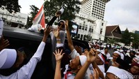 Adapula sejumlah orang yang membagikan logistik kepada massa aksi.