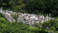 Nampak lautan manusia saat massa aksi 55 melakukan longmarch ke Mahkamah Agung.