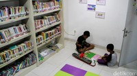 Disana terdapat pula perpustakaan dengan koleksi buku yang beragam. Pool/Faiz Rizqi.