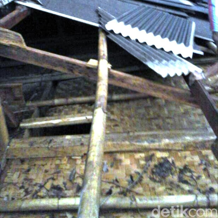 Atap Rumah Warga di Sukabumi Terbang Diterjang Puting Beliung
