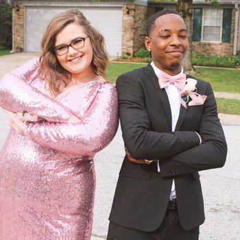 Viral, Aksi Romantis Pria yang Kekasihnya Di<i>bully</i> Netizen karena Gemuk