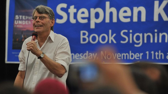 DUNDALK, MD - NOVEMBER 11:  Stephen King promotes Under The Dome at the North Point Boulevard Walmart on November 11, 2009 in Dundalk, Maryland. (Photo by Larry French/Getty Images)