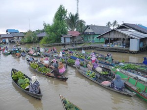 Rela Bangun Subuh Demi Wisata ke Pasar Terapung Ikonik di Banjarmasin