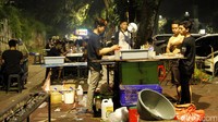 Para pedagang saat membuat sate taichan. Pool/Hengky Haryanto.