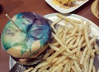 Burger Ini Dibuat dengan Paduan Warna Mirip Galaksi