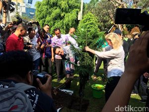 Ahok Tanam Pohon Bareng Dubes Finlandia di Taman Menteng