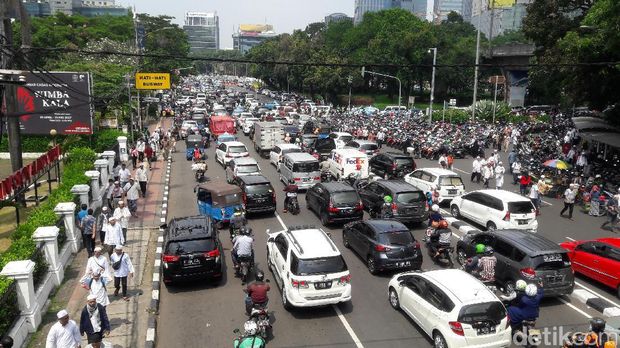 Massa Aksi 55 Menuju ke Istiqlal, Jalan Medan Merdeka Timur Padat