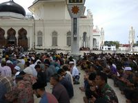 Salat Jumat Perdana di Banda Aceh dengan Payung Ala Masjid Nabawi