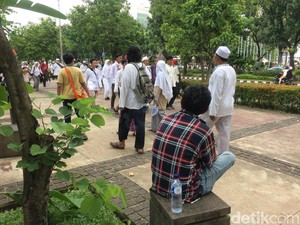 Cerita Pria Berkemeja Kotak-kotak di Tengah Aksi 55