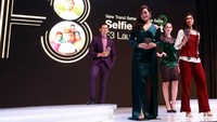 Tidak hanya sendiri Pelantun Anganku Anganmu tampil ditemani teman duetnya, Raisa Andriana.