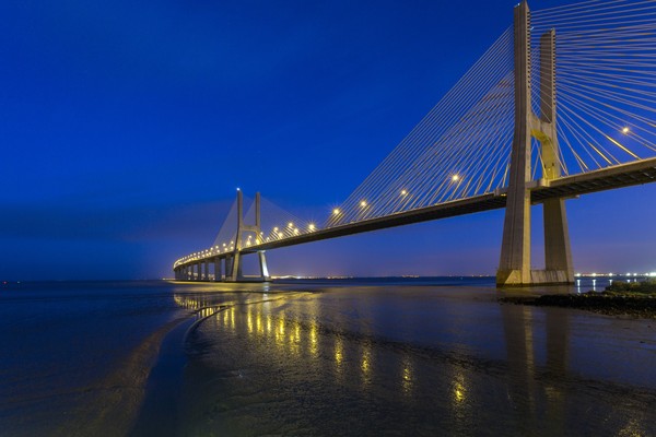 Lisbon juga memiliki jembatan ikonik yaitu Jembatan Vasco da Gama yang mirip Golden Gate di San Fransisco, Amerika Seriat. Dari jembatan setinggi 60 meter itu, traveler dapat melihat pemandangan Sungai Tagus dan Samudera Atlantik. Foto: (dok. Thinkstock) Lisbon juga memiliki jembatan ikonik yaitu Jembatan Vasco da Gama yang mirip Golden Gate di San Fransisco, Amerika Seriat. Dari jembatan setinggi 60 meter itu, traveler dapat melihat pemandangan Sungai Tagus dan Samudera Atlantik. Foto: (dok. Thinkstock)