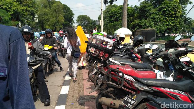 Motor memenuhi trotoar saat massa aksi 55 berdatangan ke Masjid Istiqlal, Jumat (5/5/2017)