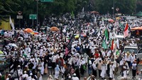 Penampakan massa aksi 55 memenuhi jalan saat longmarch dari Masjid Istiqlal ke Mahkamah Agung (MA), Jumat (5/5/2017).