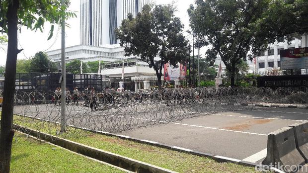 Aksi 55, Polisi Tutup Jalan Akses ke MA dengan Kawat Berduri