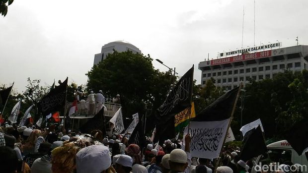Berbagai atribut bendera di bawa oleh massa aksi 55 ke gedung MA.