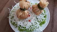 Lumpia Bola Isi Sayuran memakai kulit lumpia renyah. Isiannya Ada wortel dan bengkuang yang membuat rasanya agak manis. Lumpia ini disajikan bersama saus bercitarasa asam manis.