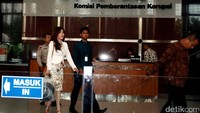 Inayah keluar dari lobi gedung KPK, Jumat (5/5/2017) tanpa mengeluarkan sepatah katapun setelah diperiksa selama kurang lebih 7 jam.