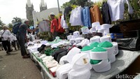 Pembeli dan pedagang nampak melakukan aktivitas jual beli.