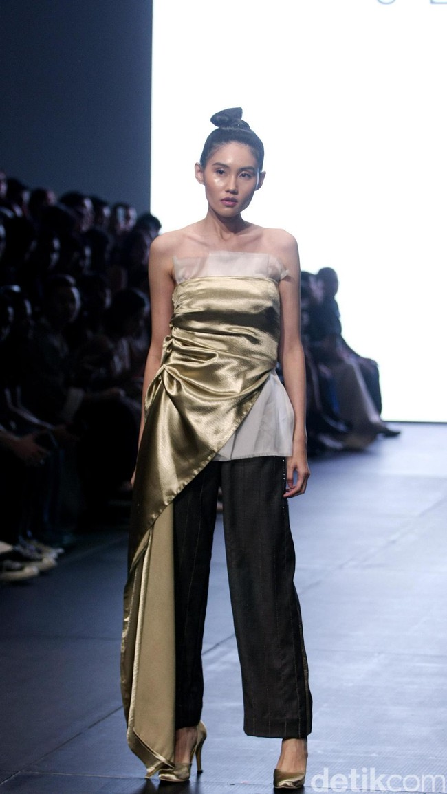 Koleksi busana terbaru Jeffry Tan di Plaza Indonesia Fashion Week 2017. Plaza Indonesia. Thamrin. Jakarta. [Foto: Mohammad Abduh/Wolipop]