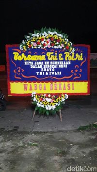 50 Karangan Bunga Penuhi Polres Bekasi