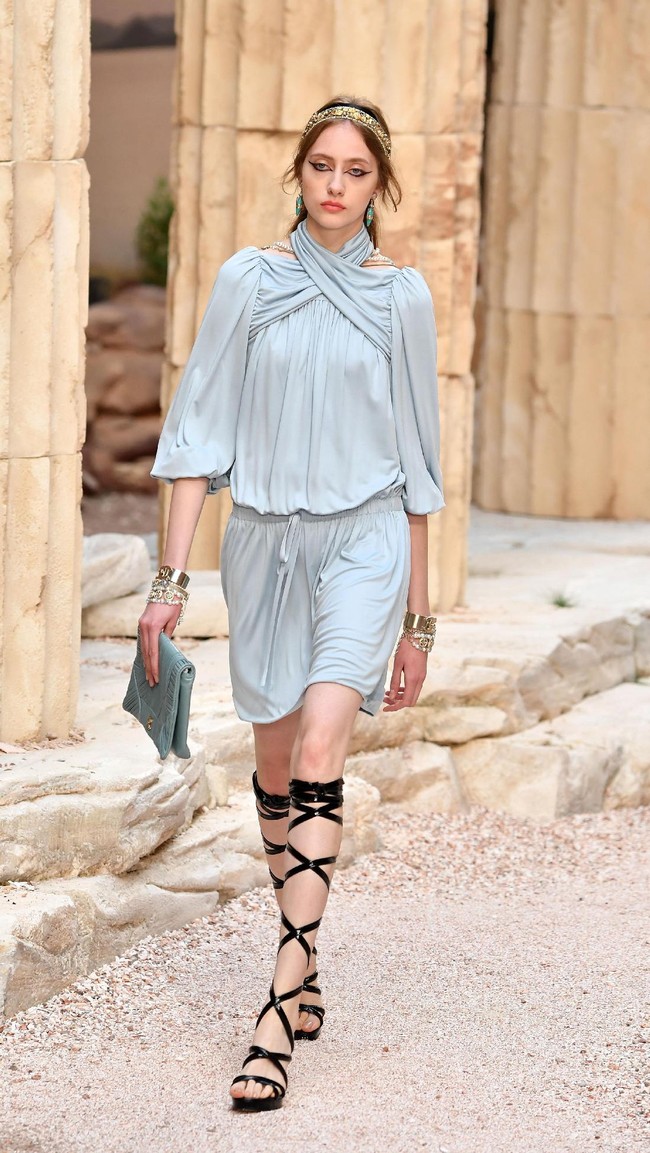 Model walks the runway during Chanel Cruise 2017/2018 Collection at Grand Palais on May 3, 2017 in Paris, France.  (Photo by Pascal Le Segretain/Getty Images)