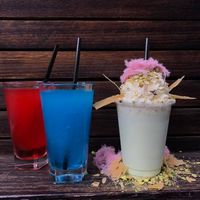 Burger Ini Dibuat dengan Paduan Warna Mirip Galaksi