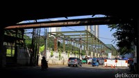 Stasiun yang terintergrasi dengan stasiun MRT itu hanya akan melayani penumpang dari Stasiun Manggarai menuju bandara Soekarno Hatta melewati Stasiun Sudirman Baru, Duri, dan Batu Ceper sebagai stasiun pemberhentian dan diperkirakan selesai pada tahun 2017. pool/Suci Hamidah Syari