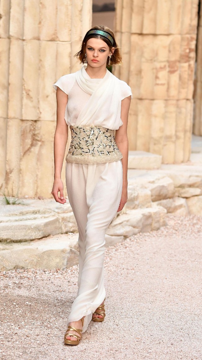 Model walks the runway during Chanel Cruise 2017/2018 Collection at Grand Palais on May 3, 2017 in Paris, France.  (Photo by Pascal Le Segretain/Getty Images)