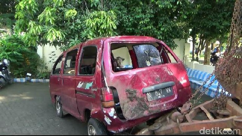 Ban Meletus, Mobil Pencuri Sapi Masuk Sungai Ban Meletus, Mobil Pencuri Sapi Masuk Sungai