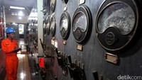 Petugas melakukan pengecekan rutin di Pembangkit Listrik Tenaga Air (PLTA) Lamajan, Pangalengan, Bandung, Jawa Barat, Jumat (5/5/2017).  PLTA yang beroperasi sejak 1955 ini mempunyai tiga turbin dengan kapasitas total produksi  19,56 Mega Watt (MW). (Foto: Lamhot Aritonang/detikcom)