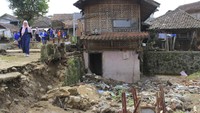 Puin-puing rumah dan sisa banjir bandang di Kampung Kaum Kidul Barat, Desa/Kecamatan Ciwidey, Kabupaten Bandung, Jawa Barat, Sabtu (6/5/2017). Pool/Wisma Putra
