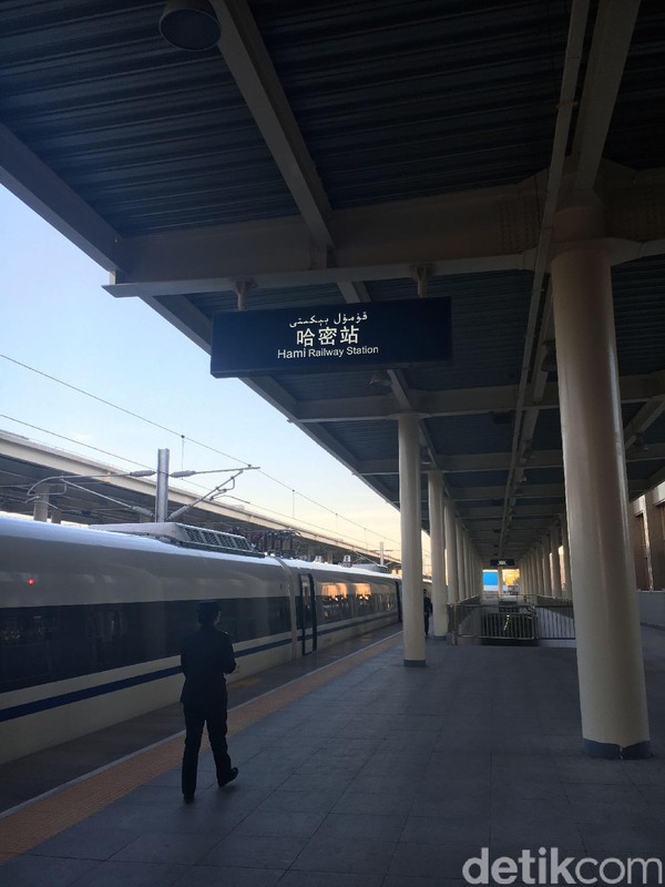 Kereta cepat yang dioperasikan oleh China Railway High-speed (CRH) tersebut bisa menampung rata-rata 8 ribu penumpang (Mumu/detikTravel)