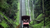 Petugas melakukan pengecekan rutin di Pembangkit Listrik Tenaga Air (PLTA) Lamajan, Pangalengan, Bandung, Jawa Barat, Jumat (5/5/2017).  PLTA yang beroperasi sejak 1955 ini mempunyai tiga turbin dengan kapasitas total produksi  19,56 Mega Watt (MW). (Foto: Lamhot Aritonang/detikcom)